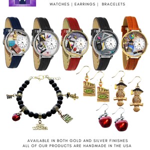 K&ouml;nnte beinhalten: Lehrer-Kollektion mit Uhren, Ohrringen und Armb&auml;ndern. Die Uhren haben Zifferbl&auml;tter zum Thema Lehrer und Lederarmb&auml;nder. Das Bild zeigt auch ein Perlenarmband mit Anh&auml;ngern und verschiedene Ohrringe, darunter Buntstifte, Eulen und rote &Auml;pfel.