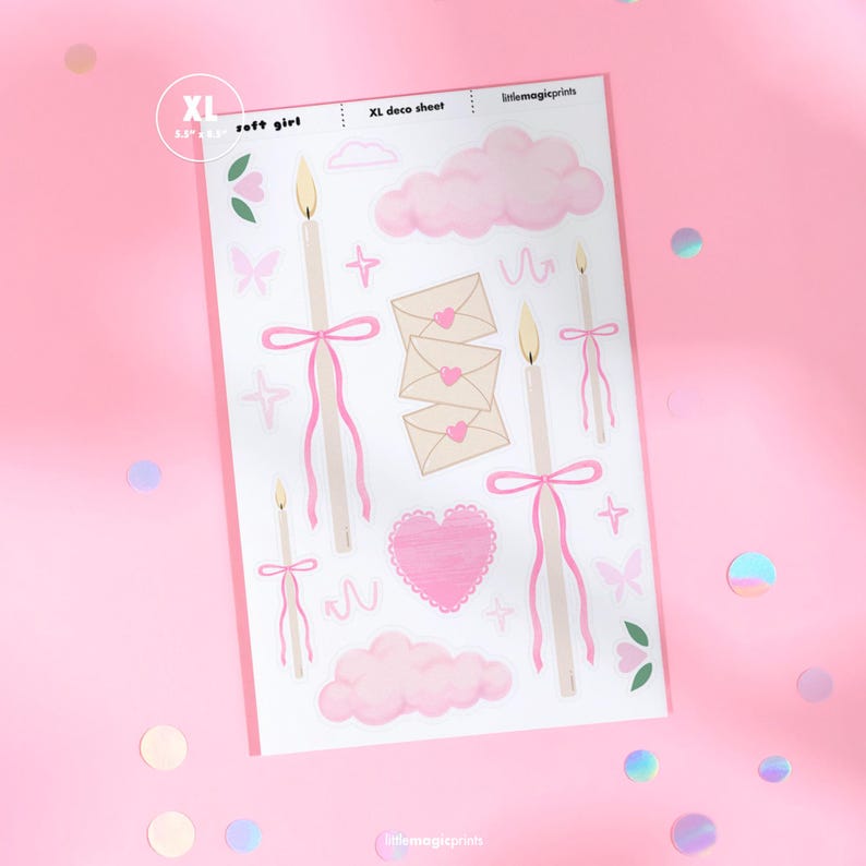 Puede incluir: Una hoja decorativa XL blanca con ilustraciones tem&aacute;ticas de chicas suaves. La hoja presenta nubes rosas, velas con lazos rosas, sobres con corazones, un coraz&oacute;n rosa y mariposas. La hoja est&aacute; sobre un fondo rosa con confeti.