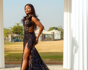 Vestido de baile sexy preto com fenda na coxa e detalhes de penas