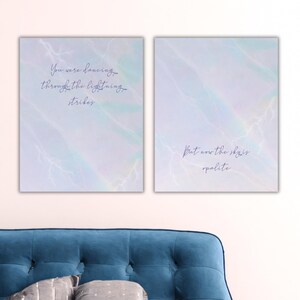 K&ouml;nnte beinhalten: Zwei gerahmte Kunstdrucke mit pastellfarbenem Aquarellhintergrund und Blitzakzenten. Der linke Druck lautet "You were dancing through the lightning strikes", und der rechte Druck lautet "But now the skies polite."