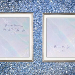 K&ouml;nnte beinhalten: Zwei gerahmte Kunstdrucke mit silberfarbenen Rahmen. Die Drucke zeigen einen pastellfarbenen Aquarellhintergrund mit Text. Auf einem Druck steht: &bdquo;Du hast durch die Blitze getanzt&ldquo;. Auf dem anderen steht: &bdquo;Aber jetzt ist der Himmel Opalit&ldquo;.
