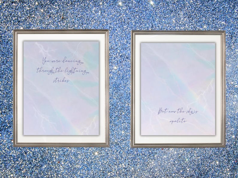 K&ouml;nnte beinhalten: Zwei gerahmte Kunstdrucke mit silberfarbenen Rahmen. Die Drucke zeigen einen pastellfarbenen Aquarellhintergrund mit Text. Auf einem Druck steht: &bdquo;Du hast durch die Blitze getanzt&ldquo;. Auf dem anderen steht: &bdquo;Aber jetzt ist der Himmel Opalit&ldquo;.