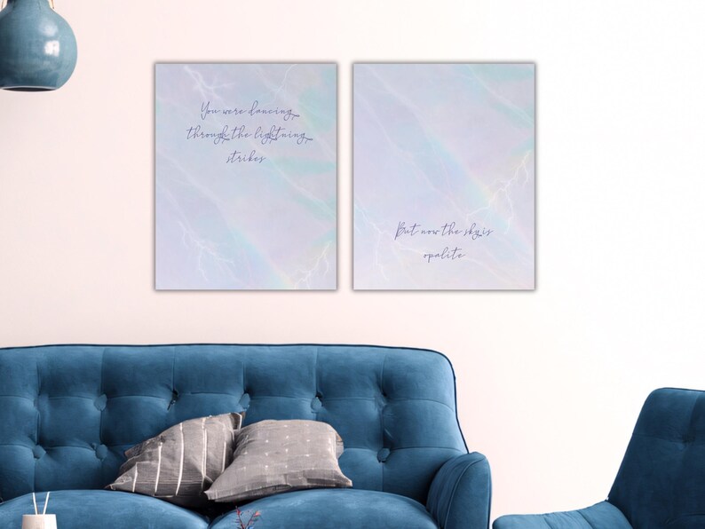 K&ouml;nnte beinhalten: Zwei gerahmte Kunstdrucke mit pastellfarbenem Aquarellhintergrund und Blitzakzenten. Der linke Druck lautet "You were dancing through the lightning strikes", und der rechte Druck lautet "But now the skies polite."