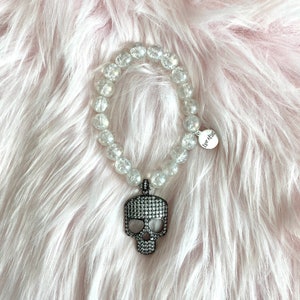Knisterndes Bergkristall-Absicht Armband mit Pave Skull Anhänger