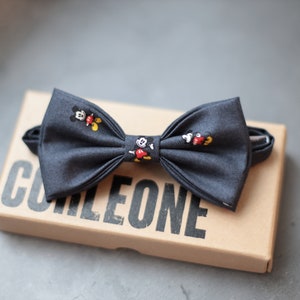 Gravata borboleta com estampa do Mickey Mouse em cinza escuro (tamanhos adulto, infantil e infantil), gravata borboleta para casamento, gravata borboleta para homens, gravata borboleta para mulheres, gravata borboleta para crianças