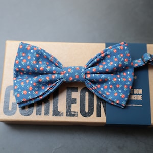 Elegante pajarita azul con estampado de rosas rojas, accesorio de boda, pajarita para hombre, pajarita para mujer, pajarita para niños