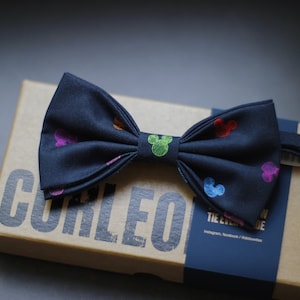 Gravata borboleta azul-escura da Disney Mickey Mouse feita à mão, gravata borboleta para casamento, gravata borboleta para homens, gravata borboleta para mulheres, gravata borboleta para crianças.