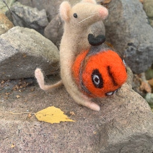 Halloween Maus - Halloween Dekoration - Gefilzte Maus mit Kürbis - Halloween Geschenk