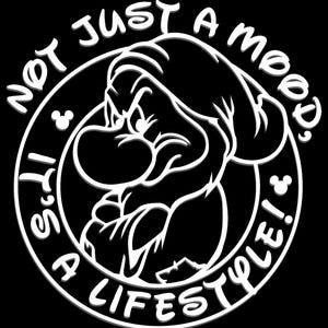 Op de afbeelding: Een witte lijntekening op een zwarte achtergrond met het personage Grumpy uit Sneeuwwitje binnen een cirkelvormige rand. De tekst luidt NOT JUST A MOOD, IT'S A LIFESTYLE! met twee kleine silhouetten van Mickey Mouse-hoofden aan de zijkanten.
