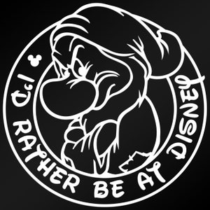 Op de afbeelding: Een zwart-witte illustratie van een chagrijnige dwerg met een hoed, in een cirkel met de tekst "I'd rather be at Disney" en een Mickey Mouse-hoofd.