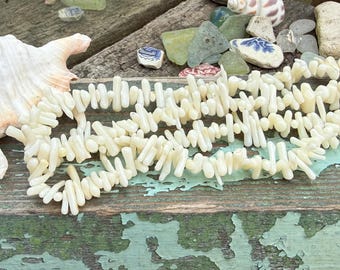 Cuentas de coral blanco en forma de varilla / Preciosas vetas y tonalidades / 6-10 mm / Cuentas de coral / Cuentas de concha rústicas / Joyería inspirada en la playa y el mar
