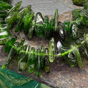 Cuentas de pepita de diópsido ruso verde liso de forma libre, punta de espiga, 8-15 mm / Cuentas de diópsido cromado de corte irregular, cuentas de piedras preciosas verdes raras