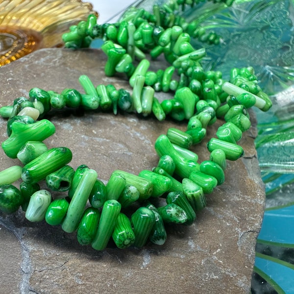 Gemischte Grüne Korallen Stick Perlen / Schöne Markierungen und Töne 8-12mm aprx / Rustikale Muschelperlen