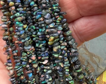 Geweldige gloeiende Ethiopische zwart-blauw-rode schilfers van ongeveer 3-5 mm rustieke ruwe opaalkralen vurig en kleurrijk