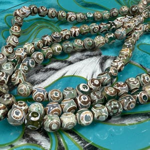 Perles d'agate verte brune oeil du Tibet 8 mm / Perles Heavens Eye DZI / Perles rustiques rondes en agate de pierres précieuses / Plus vert que sur les photos !