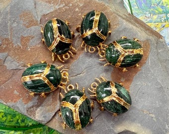 Mestkever RUSTIEK Focal hanger kraal Smaragdgroene edelsteen Handgesneden kever met rustieke vergulde borgtocht, ongeveer 25 mm insectensieraden