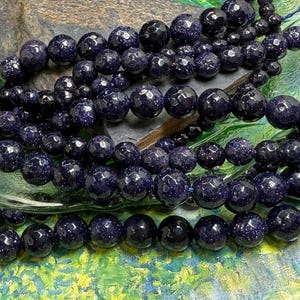 Cuentas ultra brillantes de arenisca azul Cuentas de arenisca púrpura Cuentas de piedras preciosas brillantes / cuentas facetadas Piedra dorada azul