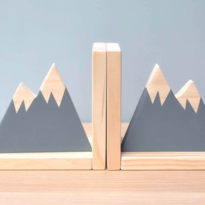 Serre-livres gris montagne, serre-livres pour enfants, serre-livres enfant, état des montagnes, déco scandinave, déco chambre d'enfant bois, thème bois