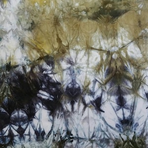 Könnte beinhalten: Abstrakter Batikstoff mit einem Muster in Braun, Blau und Weiß. Der Stoff hat eine geknitterte Textur und ein verblichenes Aussehen.