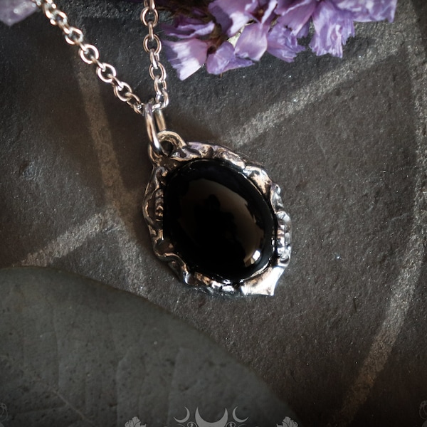 Pendentif en onyx noir naturel, fabrication artisanale, collier avec onyx, bijou païen en pierre noire naturelle