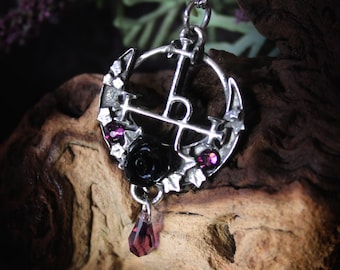 Pingente Sigilo de Lilith com rosa negra e cristais roxos claros, joia esotérica feita à mão em estanho fino