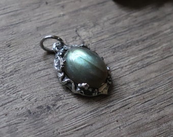 Labradorite necklace, with light green or golden labradorite, feminine and discret jewelry