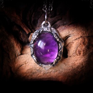 Pendentif en améthyste violette inspiré de la nature, bijou païen artisanal, cadeau fête des mères, collier discret pour femme avec pierre naturelle de qualité, bijou gothique fait main