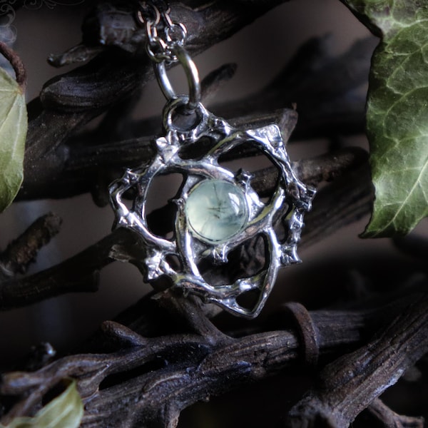 Colgante triquetra celta con prehnita, joyería esotérica artesanal en peltre y piedra natural