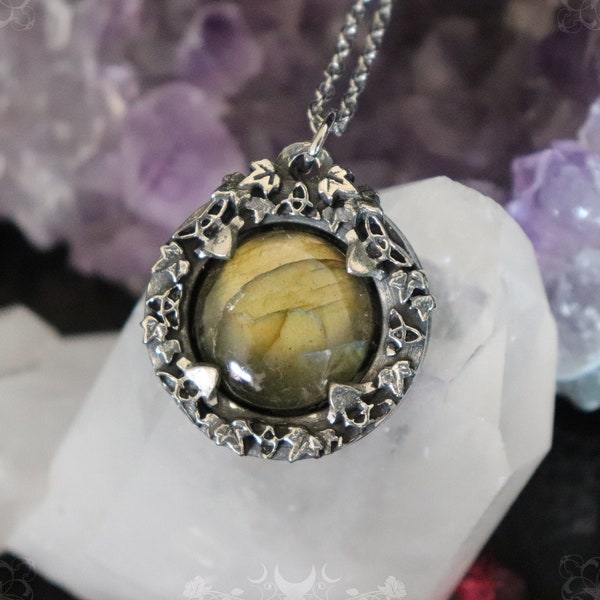 Pendentif en labradorite décoré de triquetras et de feuilles, bijou inspiré de la nature