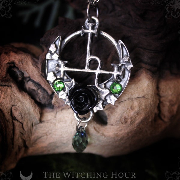 Pendentif sigil de Lilith avec rose noire et cristaux verts, bijou gothique