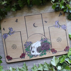 Waarzegbord met kattenschedel omgeven door bloemen en klimopbladeren, van gegraveerd en met de hand beschilderd hout, voor tarot en orakel