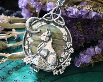 Gran colgante de zorro y luna creciente, adornado con labradorita natural, fina joyería de peltre inspirada en la naturaleza.