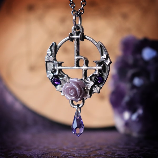 Pendentif sigil de Lilith avec rose et cristaux violets, collier sceau de la déesse Lilith, bijou païen artisanal, symbole d'Ishtar