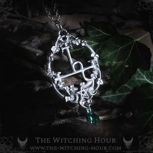 Sigil van Lilith-ketting versierd met een pentagram omringd door twee halve manen, een groene kristallen druppel, esoterische sieraden in fijn tin