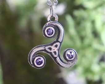 Triskel-Anhänger mit violetten Kristallen, Triskel-Halskette mit einer Triquetra verziert, Triskelion keltischer Schmuck und heidnisches keltisches Symbol