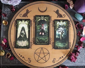 Tarot reading board with cats and a pentagram, for tarot and oracle cards, handmade with engraved wood, divination tool, esotericism