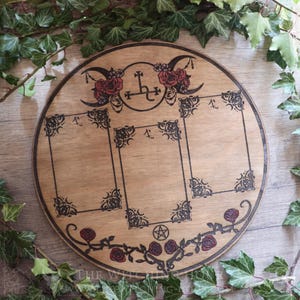 Waarzegbord met gegraveerd houten symbool van Lilith, voor tarot en orakels, waarzegkunst