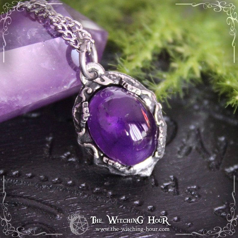 Pendentif en améthyste violette inspiré de la nature, bijou païen artisanal, cadeau fête des mères, collier discret pour femme avec pierre naturelle de qualité, bijou gothique fait main