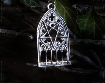 Collier pentacle inversé dans une arche de cathédrale gothique, bijou gothique artisanal en étain fin hypoallergénique
