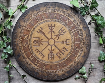 Roue de l'année viking en bois ornée d'un vegvisir, décoration compas viking avec runes de l'ancien futhark, alphabet runique, sabbat païens