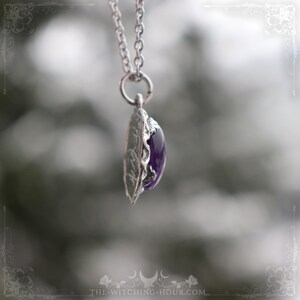 Pendentif en améthyste violette inspiré de la nature, bijou païen artisanal, cadeau fête des mères, collier discret pour femme avec pierre naturelle de qualité, bijou gothique fait main