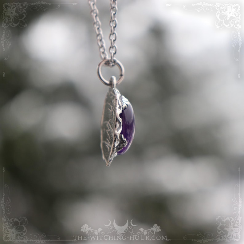 Pendentif en améthyste violette inspiré de la nature, bijou païen artisanal, cadeau fête des mères, collier discret pour femme avec pierre naturelle de qualité, bijou gothique fait main