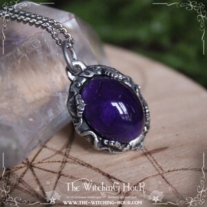 Pendentif en améthyste violette inspiré de la nature, bijou païen artisanal, cadeau fête des mères, collier discret pour femme avec pierre naturelle de qualité, bijou gothique fait main