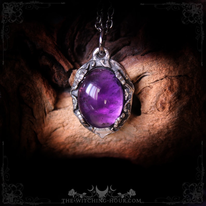 Pendentif en améthyste violette inspiré de la nature, bijou païen artisanal, cadeau fête des mères, collier discret pour femme avec pierre naturelle de qualité, bijou gothique fait main