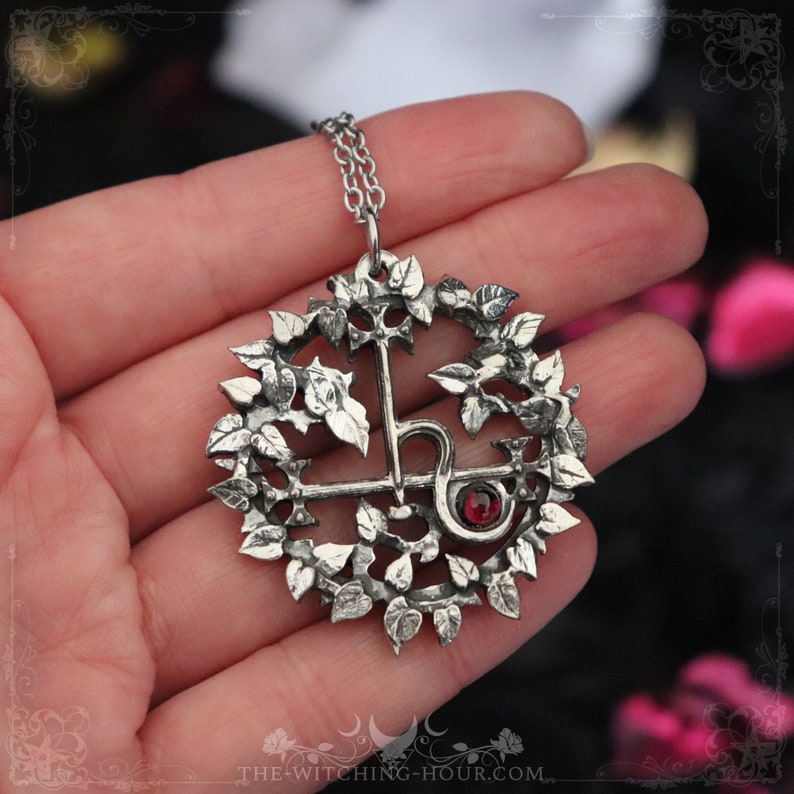 Collier sigil de Lilith entouré de feuilles