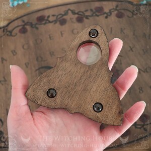 Planche ouija en bois orné du sigil de Lilith, de roses et du symbole de la triple lune