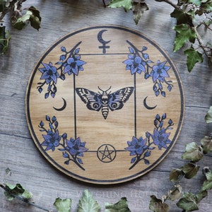 Planche de divination avec papillon de nuit, fleurs et le symbole de Lilith la lune noire, voyance tarot et oracle arts occulte witchy