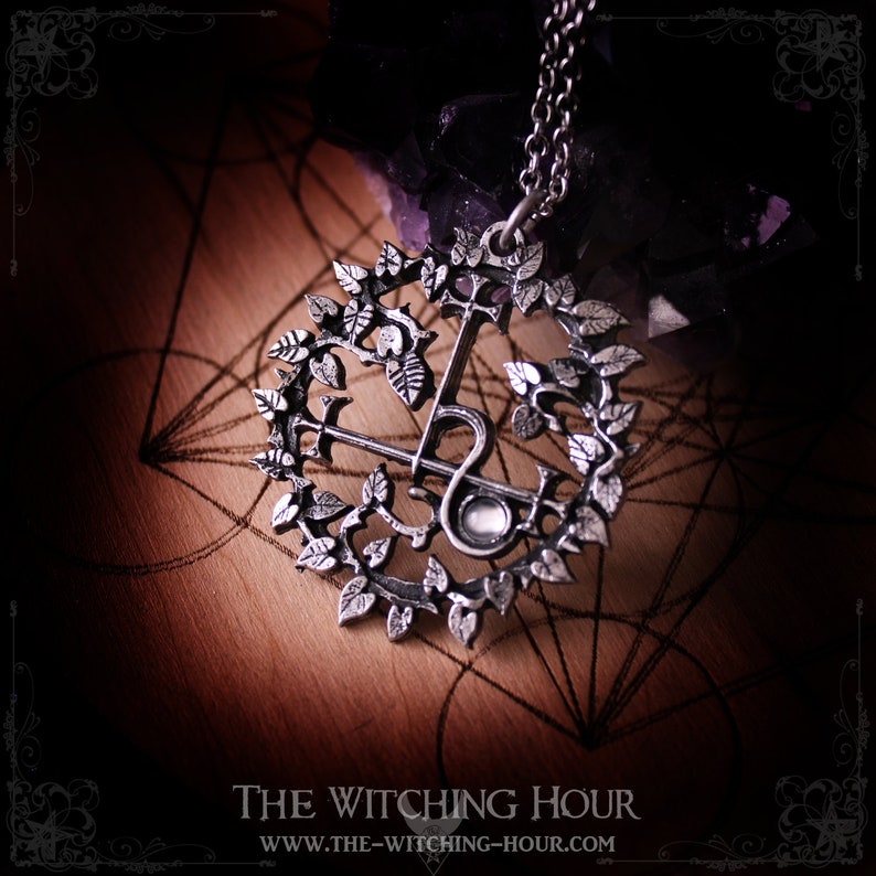 Collier sigil de Lilith entouré de feuilles