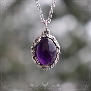 Pendentif en améthyste violette inspiré de la nature, bijou païen artisanal, cadeau fête des mères, collier discret pour femme avec pierre naturelle de qualité, bijou gothique fait main