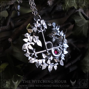 Lilith sigilhänge med röd granat, Lilith sigillhalsband, handgjorda esoteriska smycken i fint tenn